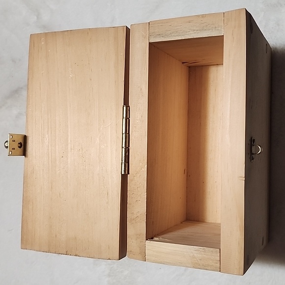 HANDMADE WOODEN BOX WITH  LID AND  LOCK - Picture 9 of 10